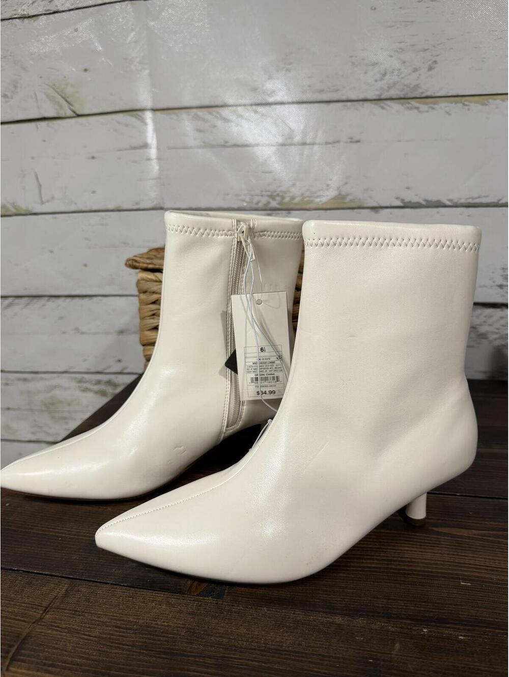Universal Thread White "Lonnie" booties NWT